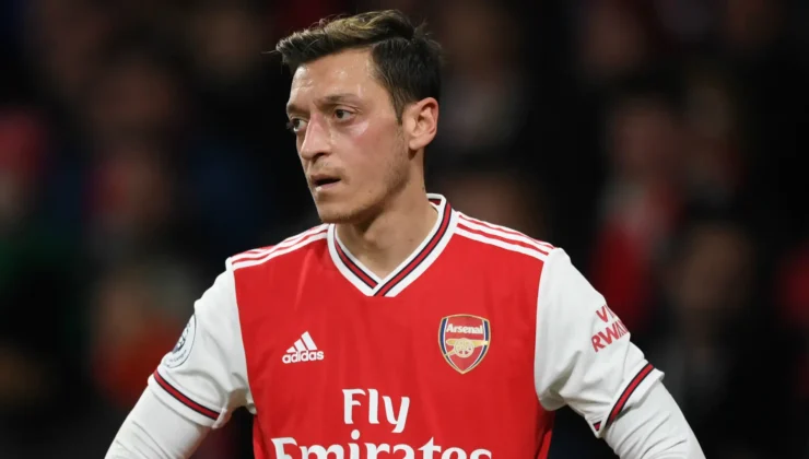 Dünyaca Ünlü Futbolcu Mesut Özil cami temizliğine yardım etti! Takdir edildi…