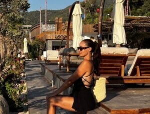 Fahriye Evcen’den tatil pozları gelmeye devam ediyor!