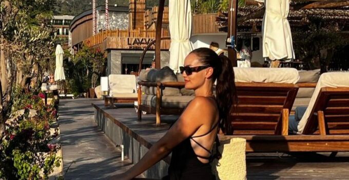 Fahriye Evcen’den tatil pozları gelmeye devam ediyor!