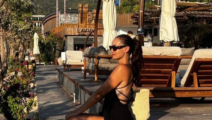 Fahriye Evcen’den tatil pozları gelmeye devam ediyor!