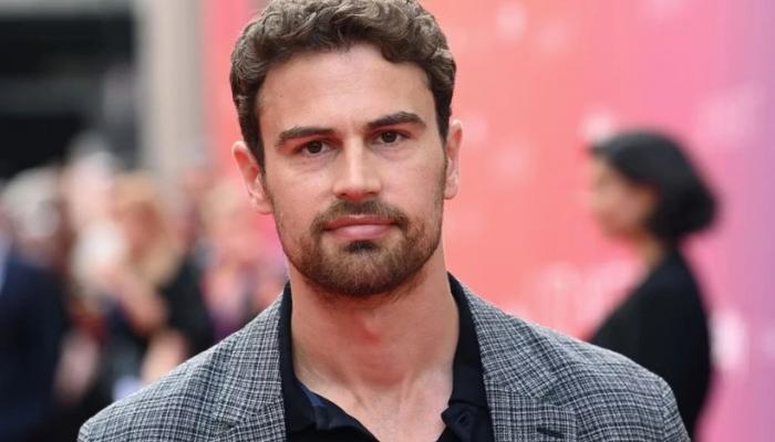 Ünlü Oyuncu Theo James İstanbul’da!