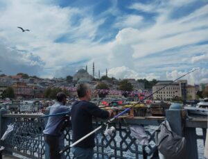 Eminönü’nde hafta sonu klasiği balıkçılardan renkli görüntüler…