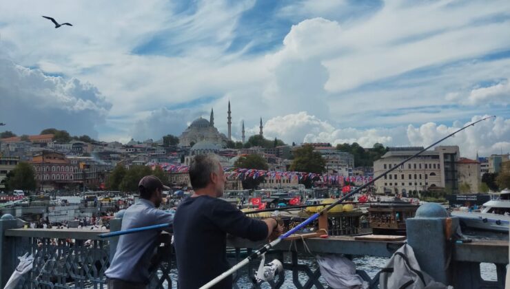 Eminönü’nde hafta sonu klasiği balıkçılardan renkli görüntüler…