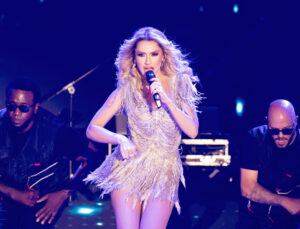 Hadise konserinde annesini sahneye davet etti!