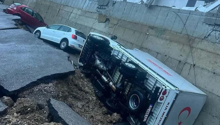 İzmir Menderes’te yol çöktü!