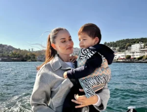 Fahriye Evcen’in oğulları ile Boğaz’da tekne keyfi!