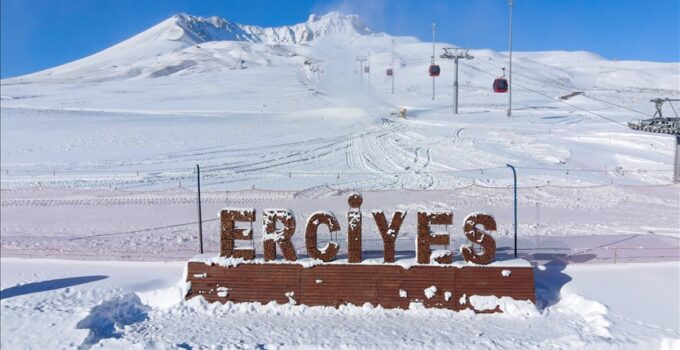 Erciyes beyaza büründü! Sezonu açmaya hazır!