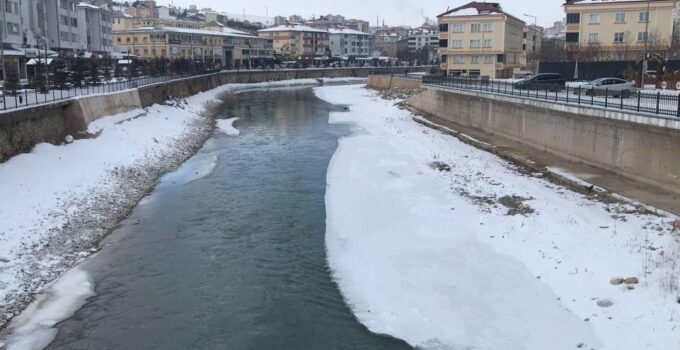 Bayburt’ta Sibirya Soğukları: Çatılar buzla kaplandı, araçlar battaniyeyle sarıldı