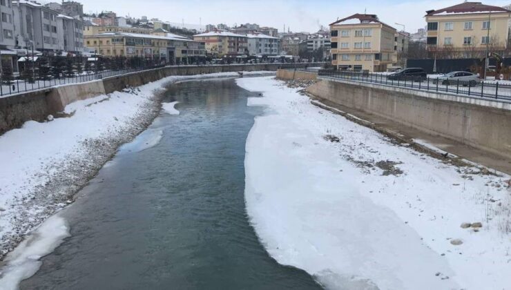 Bayburt’ta Sibirya Soğukları: Çatılar buzla kaplandı, araçlar battaniyeyle sarıldı