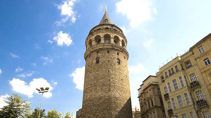 Galata Kulesinden düşen 19 yaşındaki genç hayatını kaybetti!