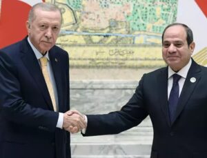 Erdoğan ve Sisi’nin Kahire zirvesi: Sisi’den samimi karşılama…