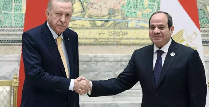 Erdoğan ve Sisi’nin Kahire zirvesi: Sisi’den samimi karşılama…