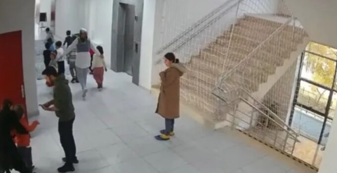 Okul müdüründen hayat kurtaran Heimlich manevrası!