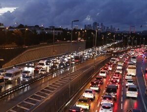 İstanbul’da yağış nedeniyle trafik yoğunluğu yaşandı!