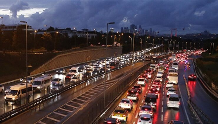 İstanbul’da yağış nedeniyle trafik yoğunluğu yaşandı!