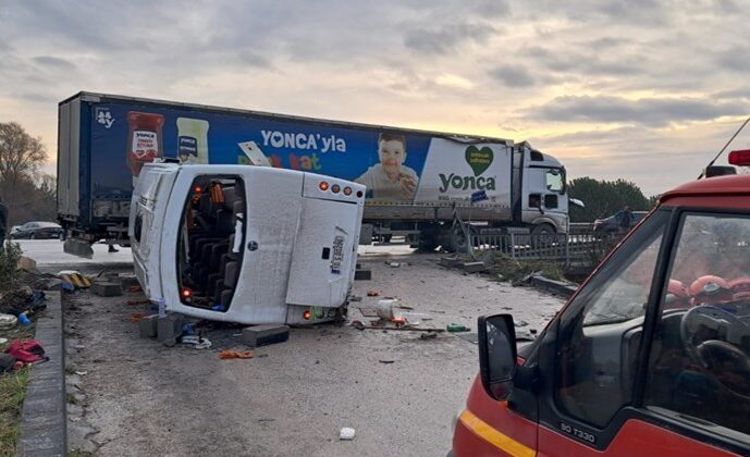 Balıkesir’de feci kaza: Okul servisi ile tır çarpıştı, 8 öğrenci ağır yaralı!