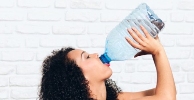 Detoks için 4 litre su içti bilincini kaybetti!