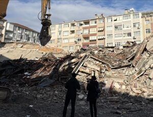 Güngören’de boşaltılan bina yıkım sırasında çöktü