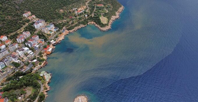 Kaş’ta denizin rengini görenler şaşkına döndü!