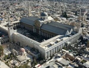 Suriye’de rejimden sonra Emevi Camii’nde ilk cuma namazı