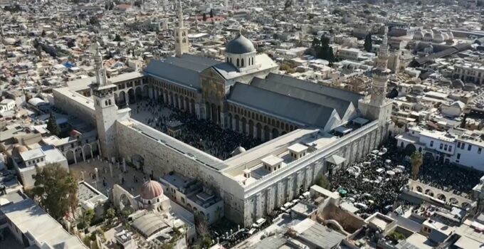 Suriye’de rejimden sonra Emevi Camii’nde ilk cuma namazı