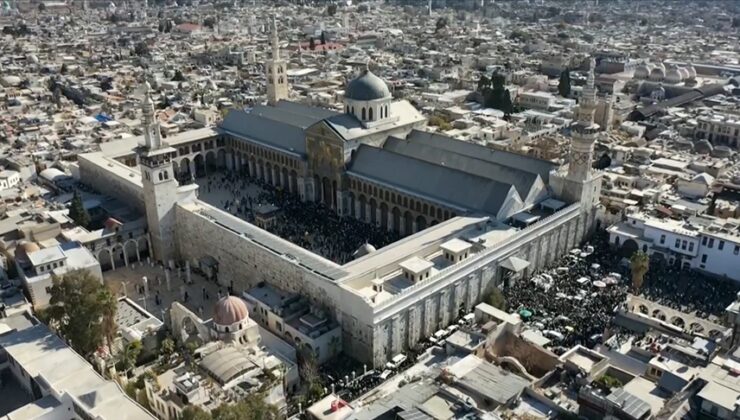 Suriye’de rejimden sonra Emevi Camii’nde ilk cuma namazı