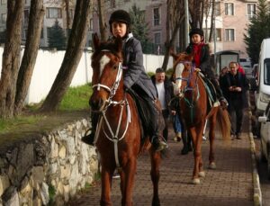Karabük’te öğrenciler karne almaya at üstünde gitti!