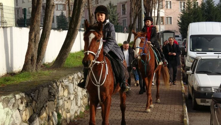 Karabük’te öğrenciler karne almaya at üstünde gitti!