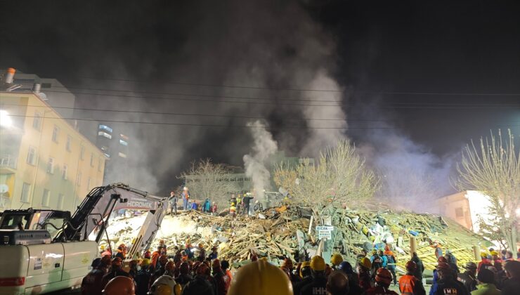 Konya’da 4 katlı bina çöktü: 3 kişi kurtarıldı, 2 kişi enkaz altında!