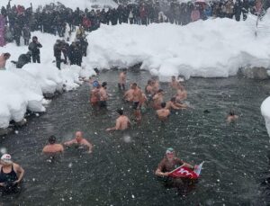 Buz gibi havada kar altında yüzdüler