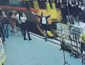 Poz verirken tren raylarına düştü!