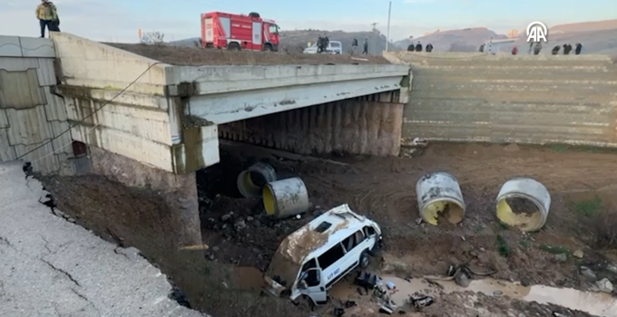 Tuzla’da servis minibüsü dere yatağına yuvarlandı: 3 ölü 15 yaralı