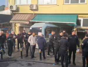 Kartal’da Kontrolden Çıkan Minibüs İş Yerine Girdi!