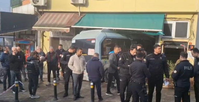 Kartal’da Kontrolden Çıkan Minibüs İş Yerine Girdi!