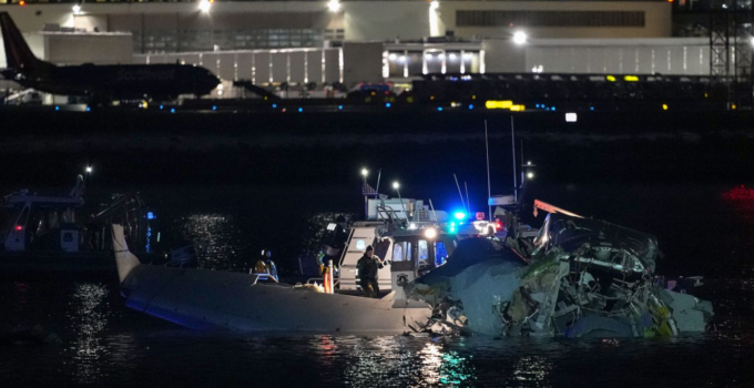 Trump’tan uçak kazasıyla ilgili açıklama: Kule hatalı!