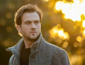 Aras Bulut İynemli’yi sarsan acı kayıp: Babası  hayatını kaybetti!