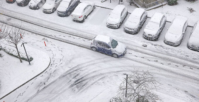 İstanbul’da Kar Yağışı Etkili Oldu: Okullar Tatil