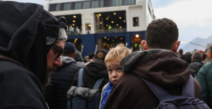 Santorini’de korku dolu bekleyiş! Yanardağ patlarsa ne olacak?