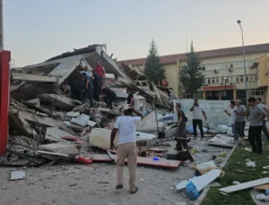 Balıkesir Sındırgı’da 6,1 büyüklüğünde deprem: 10’un üzerinde bina yıkıldı