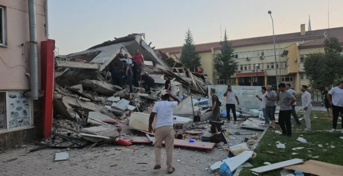 Balıkesir Sındırgı’da 6,1 büyüklüğünde deprem: 10’un üzerinde bina yıkıldı